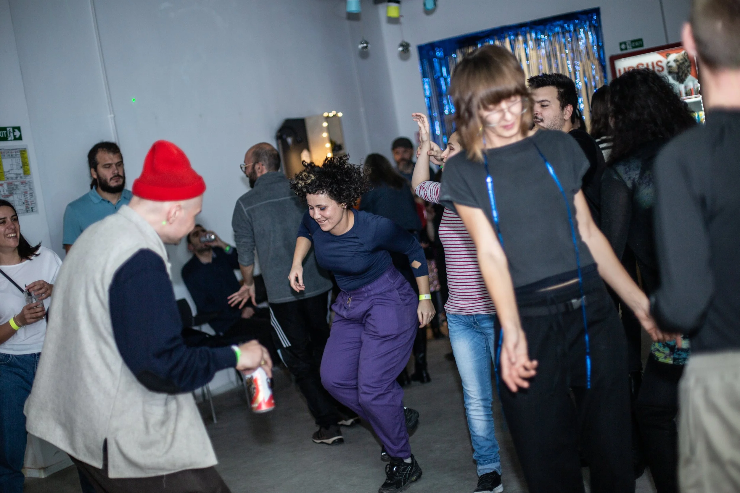 În poză vedem mai multe persoane care dansează în timpul discotecii incluzive de La Firul Ierbii