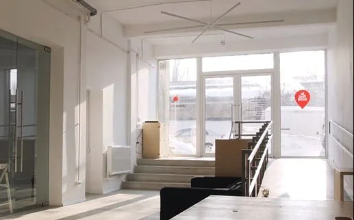 În imagine vedem intrarea din spațiu, în interior, scările și rampa de acces în spațiu